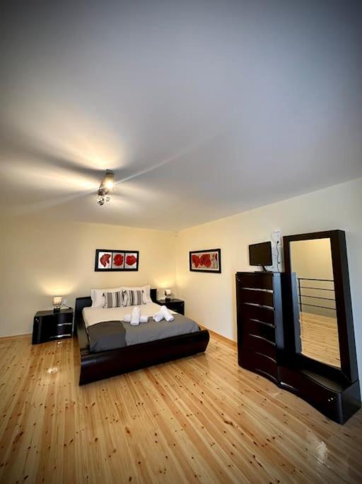 Red Harmony By The Sea Pool And Balcony Apartment Kalamata Exterior foto